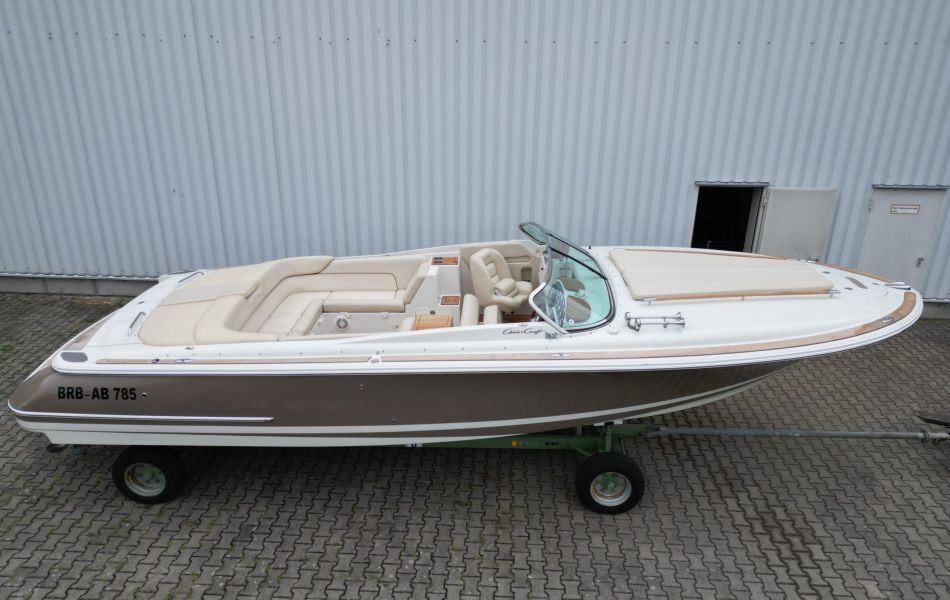 Chris Craft Corsaire Boot auf Trailer vor einer Halle