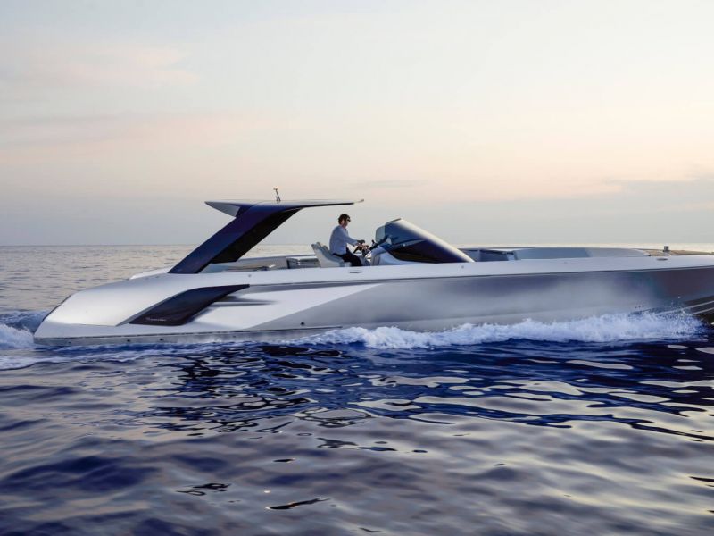 Frauscher 1414 Demon Air side view im meer