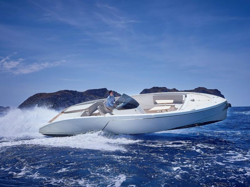 Frauscher 1017 GT Air side view in voller fahrt über welle