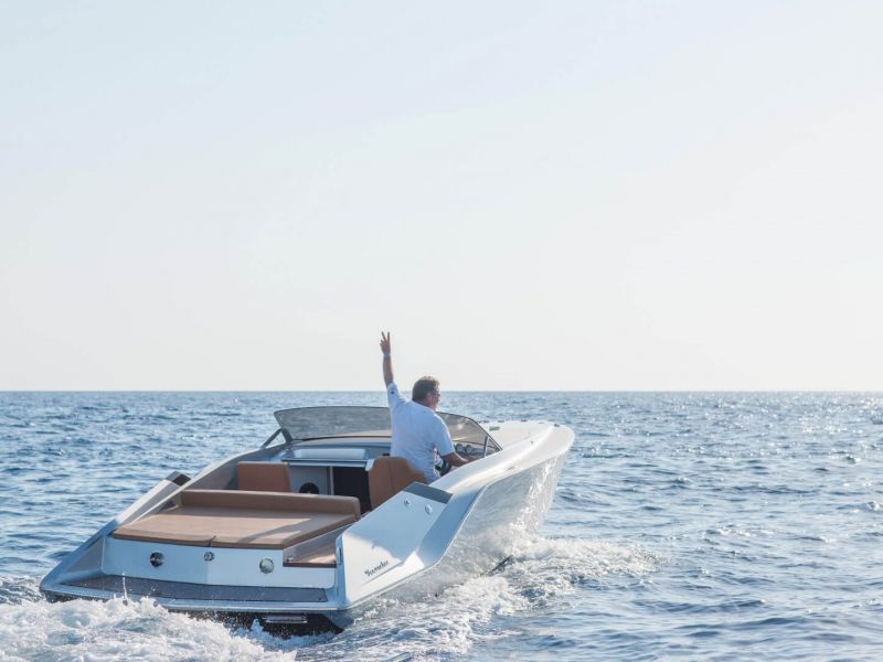 Weisses motorboot auf See