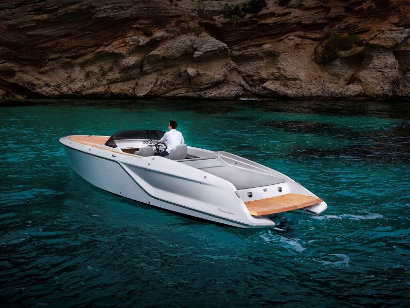 Frauscher 858 Fantom in Bucht mit türkis-grünem Wasser