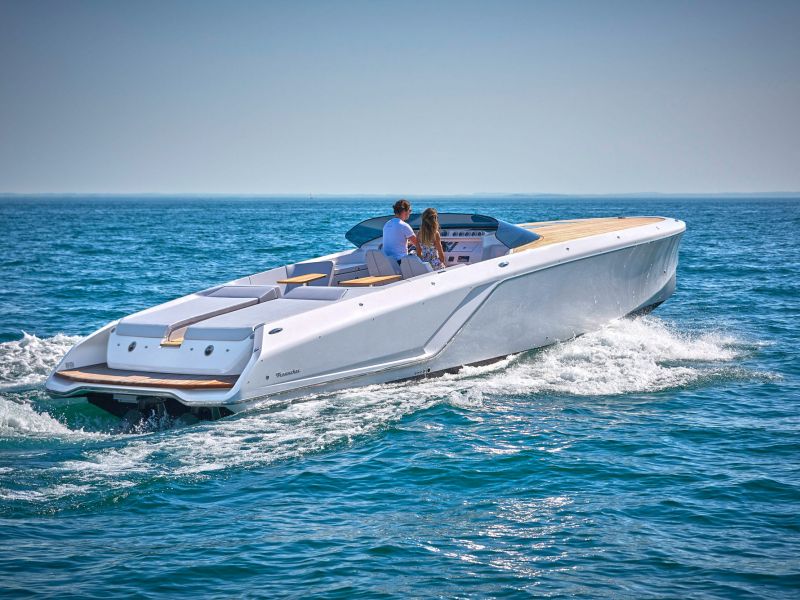 Frauscher 1212 Ghost auf dem Meer sonnig