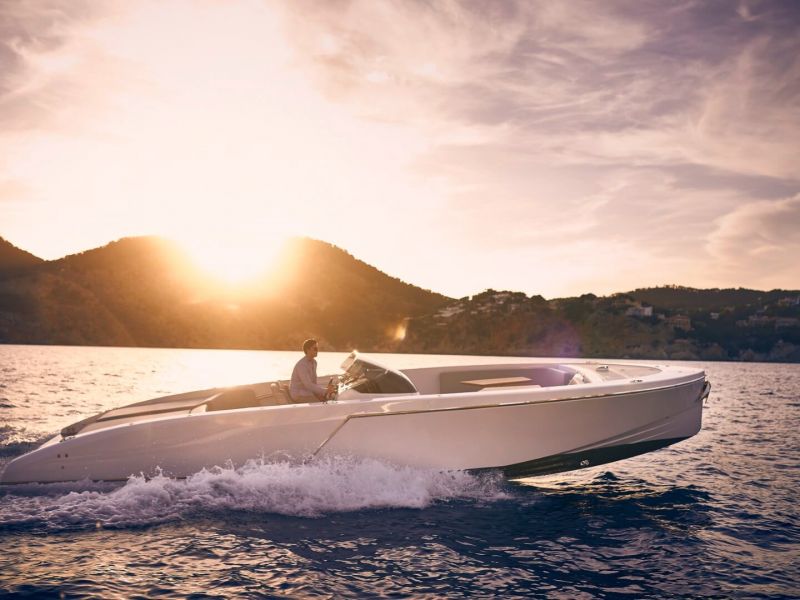 seitenansicht im sonnenuntergang auf dem meer