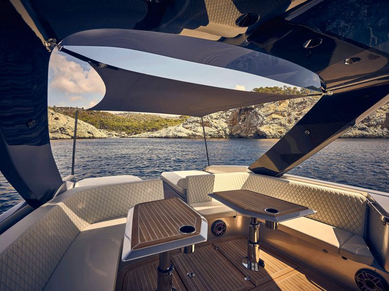 Heck Lounge mit sonnensegel und tischen