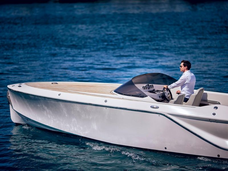 Frauscher 858 Fantom Mann an Bord