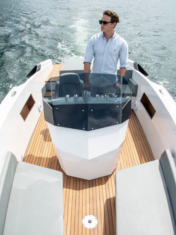 Stilvoller Steuerstand auf dem Frauscher 740 MIRAGE-Air Elektroboot