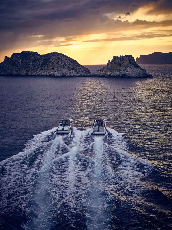 Zwei Frauscher 1414 Demon Air im Meer