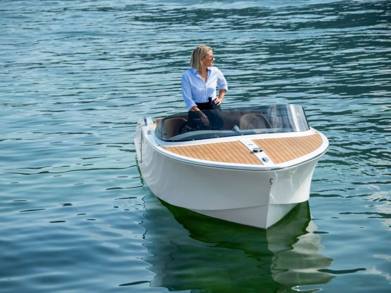 San Remo 610 Elektroboot im Wasser