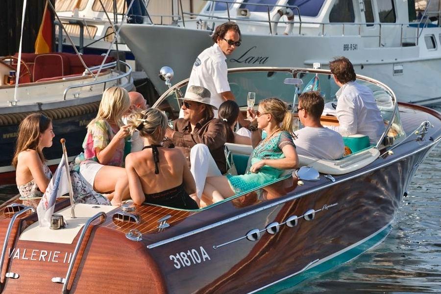 Riva chartern mit vollem Boot
