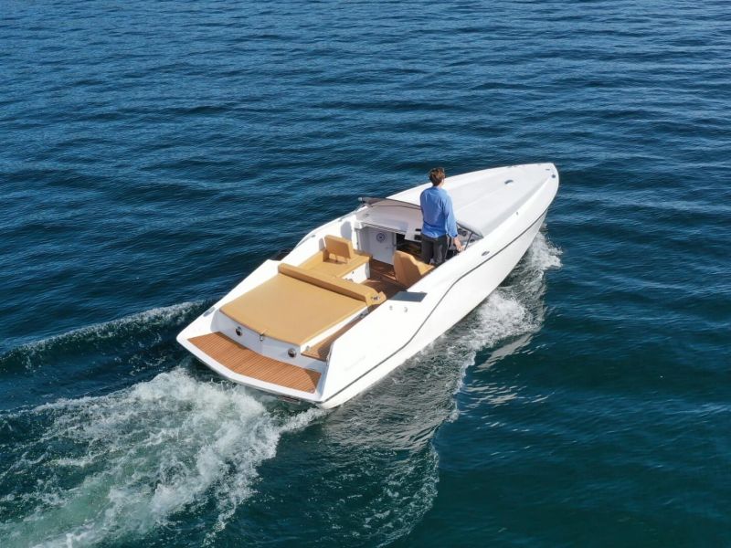 Motorboot im Wasser 