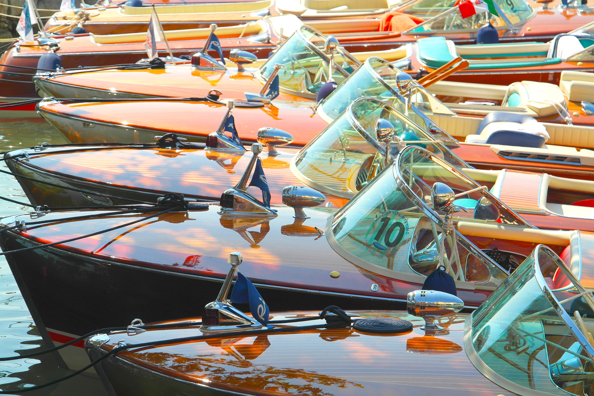 klassische Riva am Steg Boat Lounge Tour