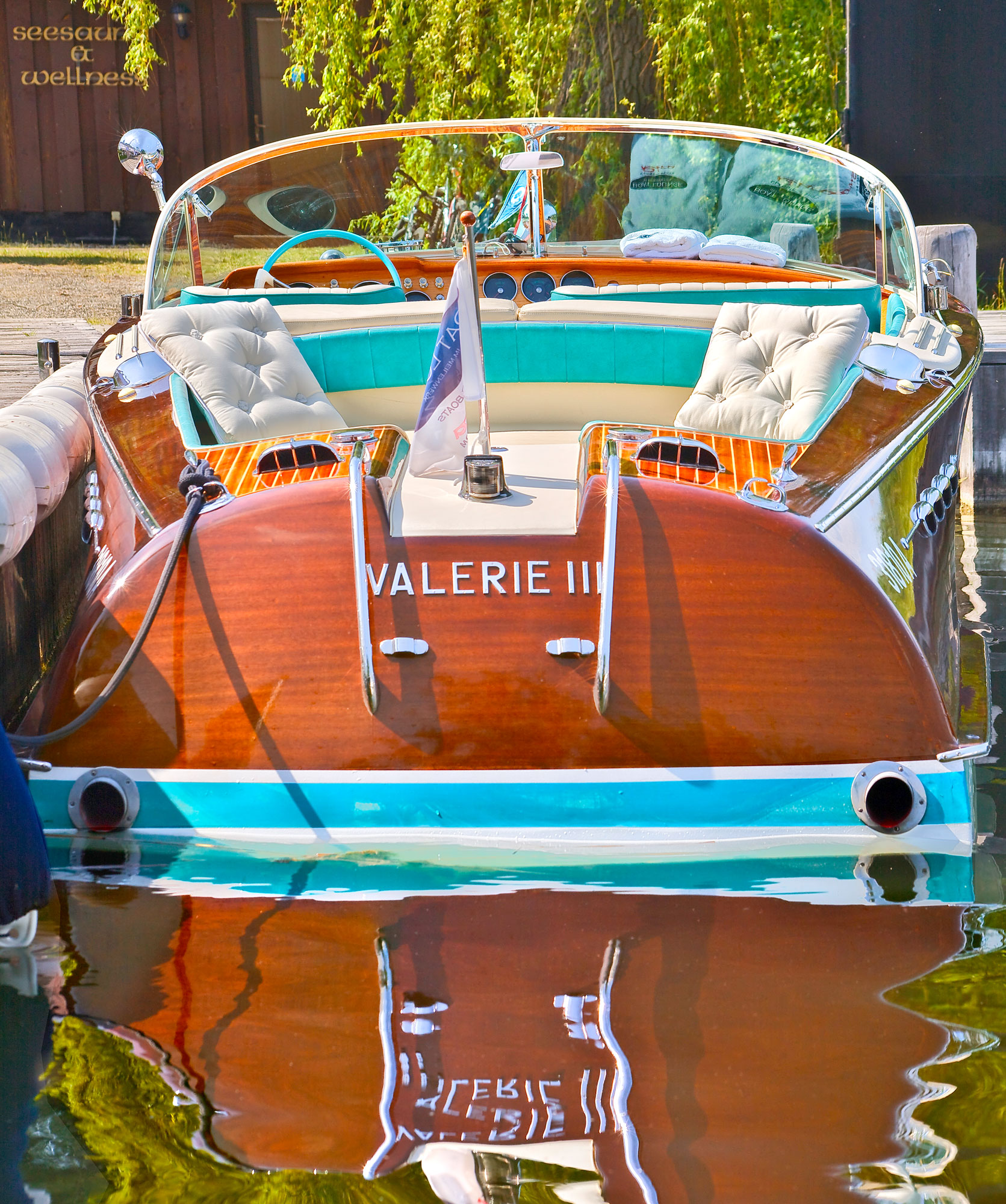 Riva chartern bei der Boat Lounge - Riva im Wasser am Steg