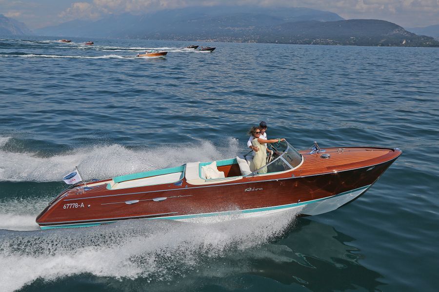 Paar in charter Riva auf dem wasser 