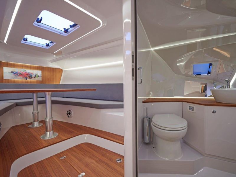 unter deck WC waschbecken und tisch