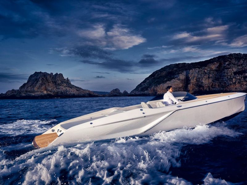 in voller Fahrt auf See