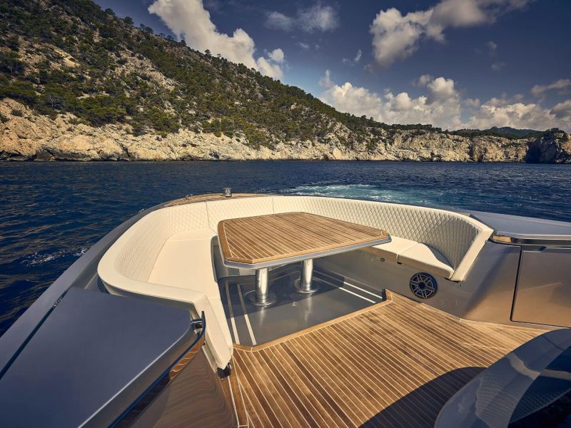 Frauscher 1414 Demon Air Tisch am Bug