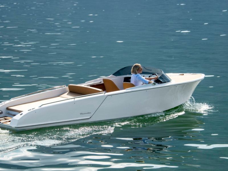 San Remo 610 Elektroboot side view im wasser