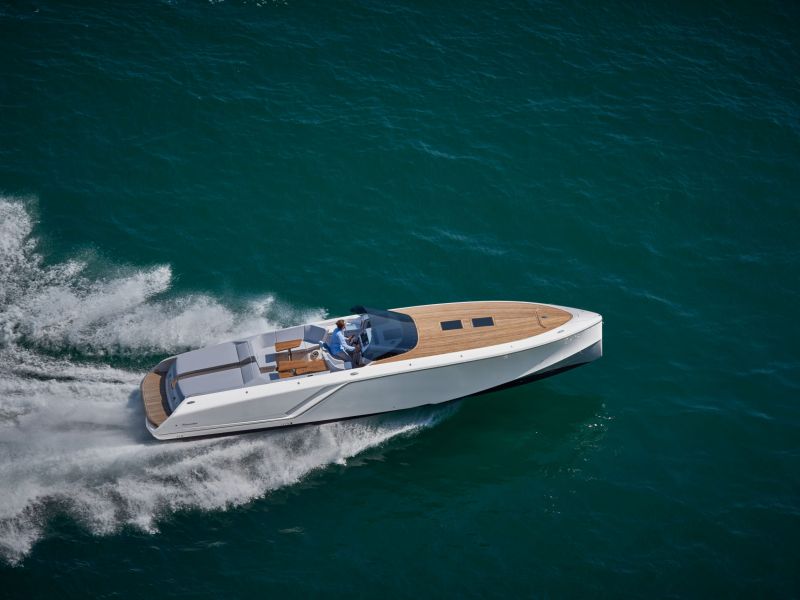 Motoboot von oben schnelle fahrt