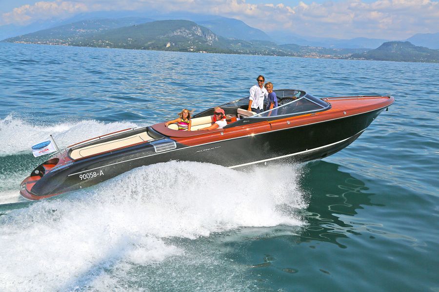 Familie hat Riva gechartert