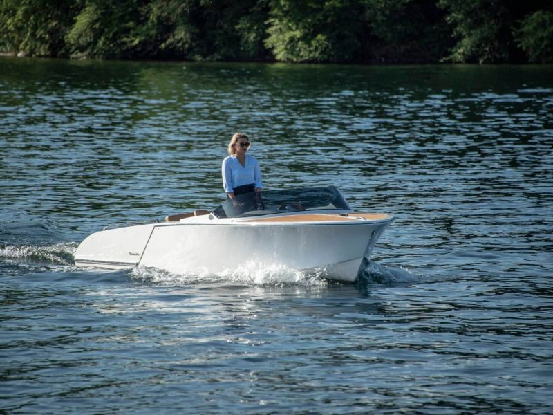 in leichter fahrt auf dem see