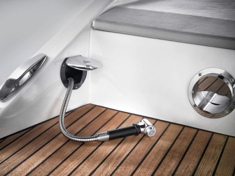  Frauscher 858 Fantom Air on Bord Dusche