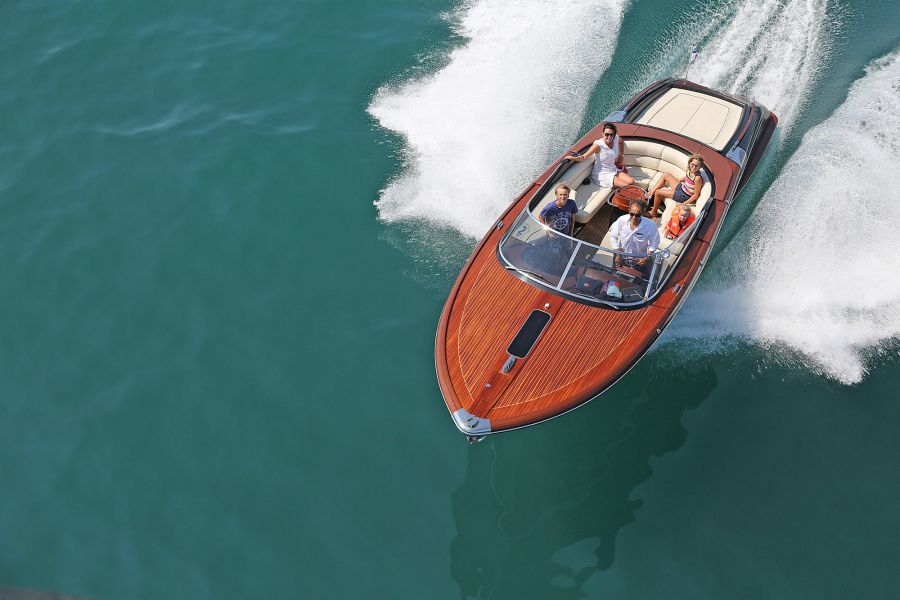 Familie mit charter Boote vollgas