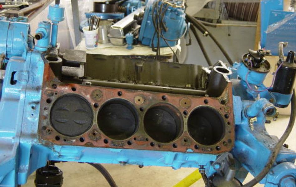 zerlegter v8 motor einer riva