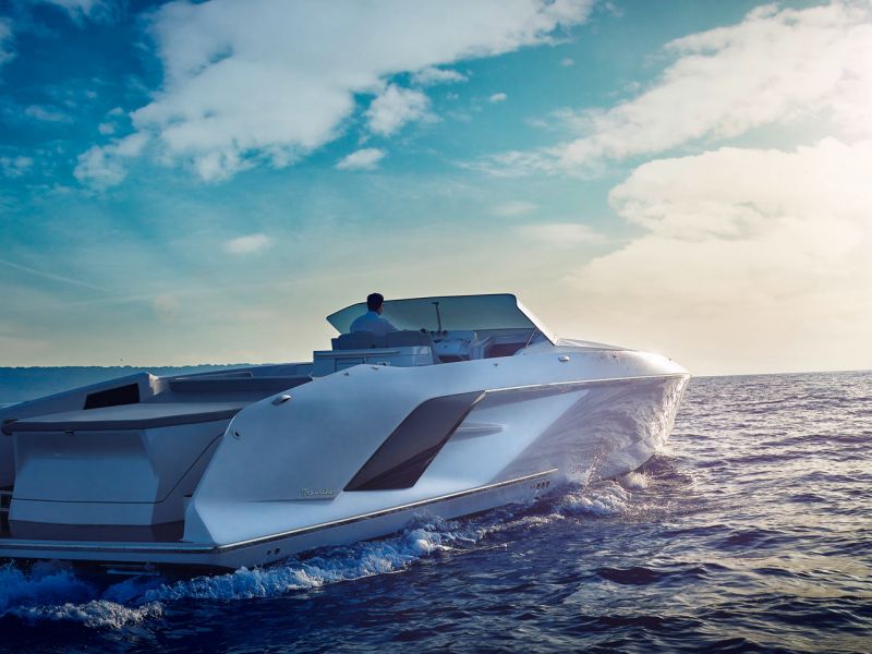 motorboot der sonne entgegen