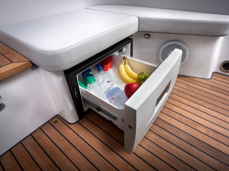 detail aufnahme kühlbox integriert im sitz