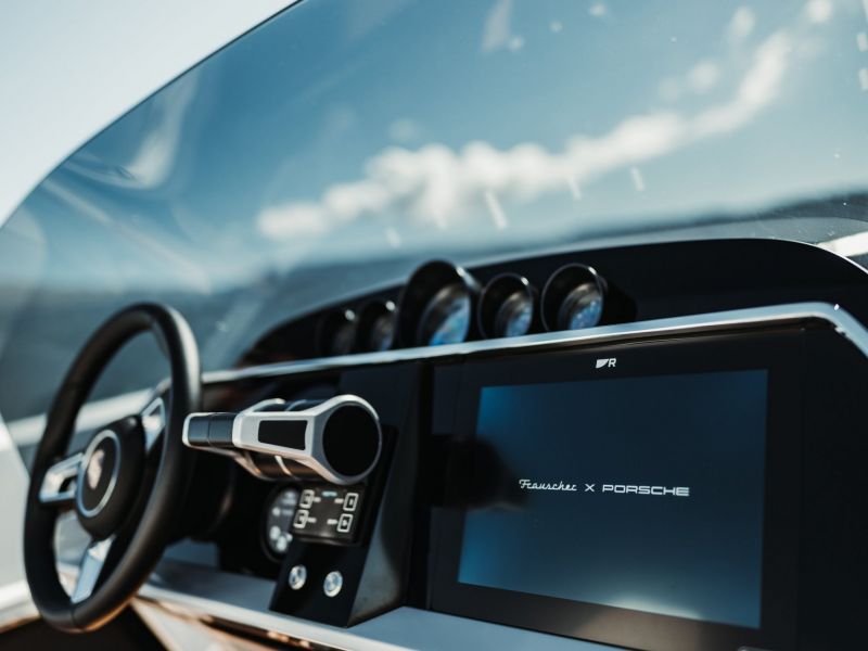 Display der Frauscher x Porsche 850 Fantom Air im Cockpit