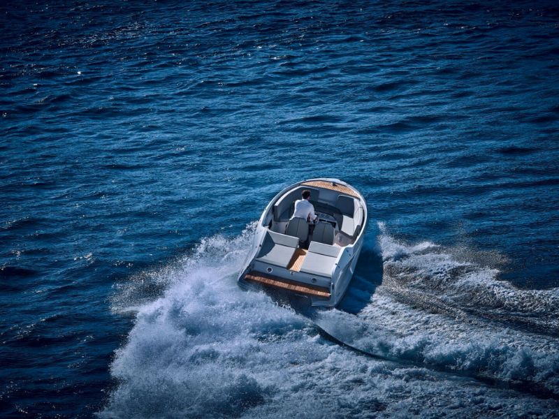  Frauscher 858 Fantom Air mit speed um die Ecke