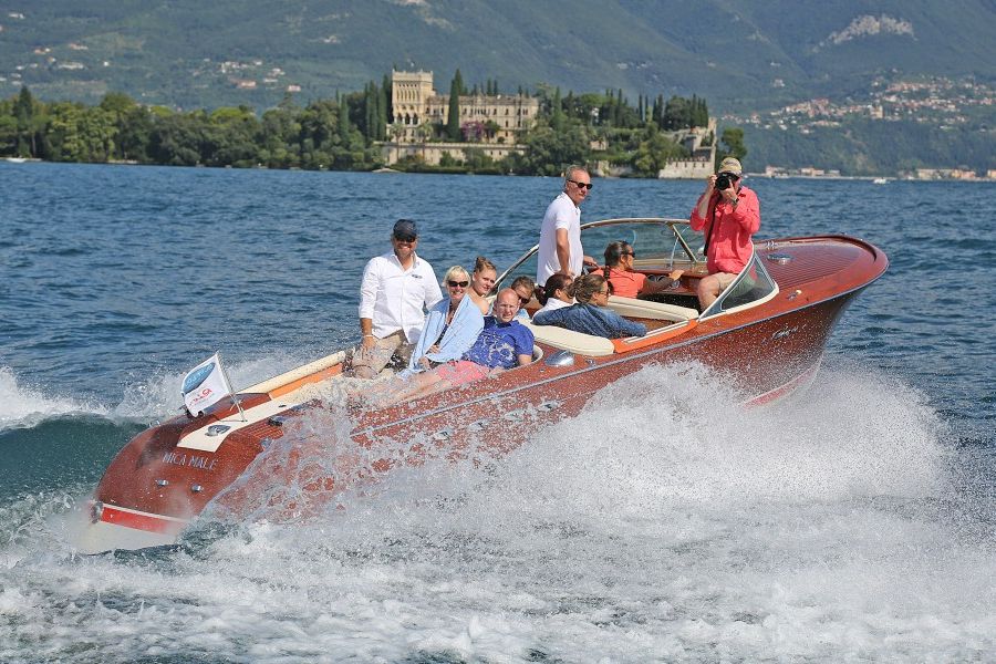 klassische Riva in voller Fahrt Riva chartern