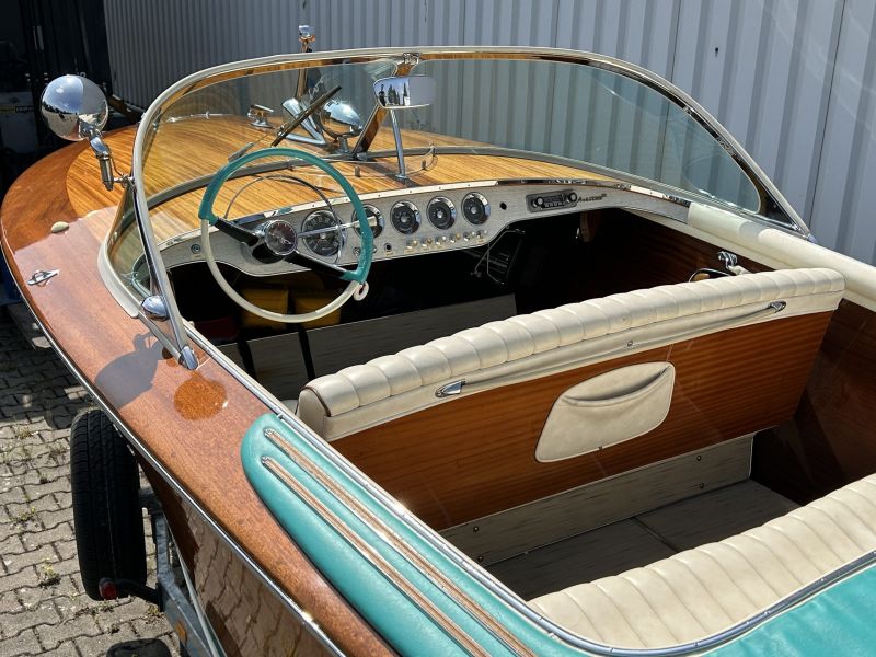 Riva Tritone 143