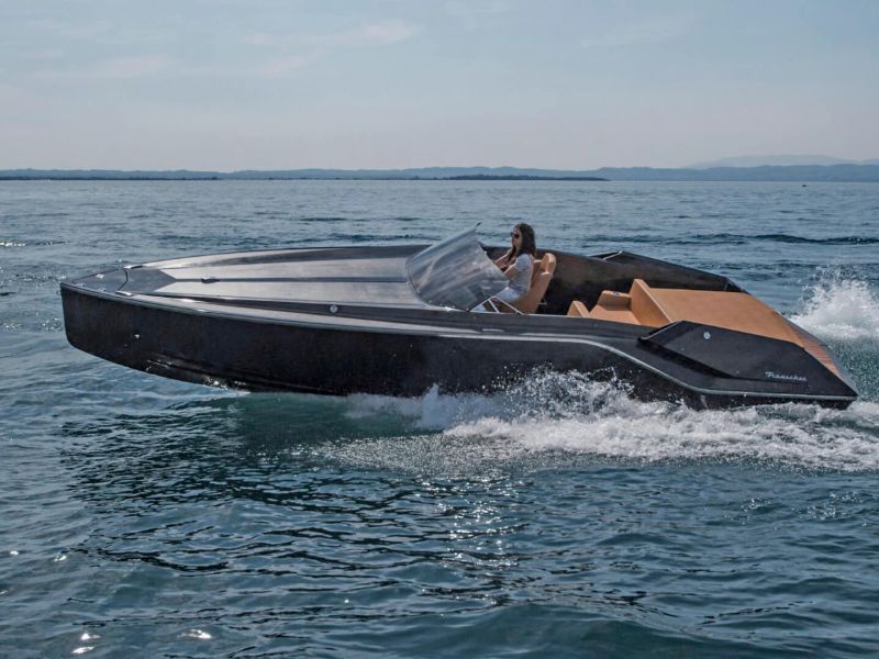 Frauscher 747 Mirage side view auf See in Fahrt