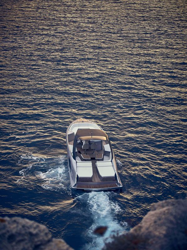 Frauscher yacht legt ab