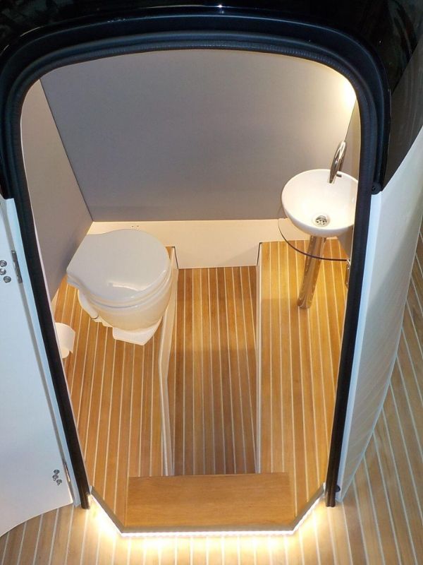 WC und waschbecken im fahrstand