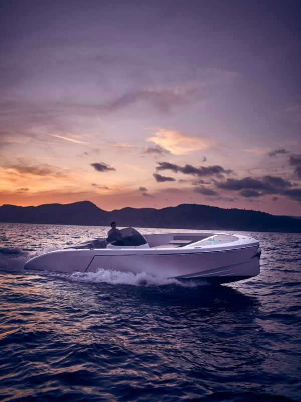 abendrot auf dem meer mit motorboot