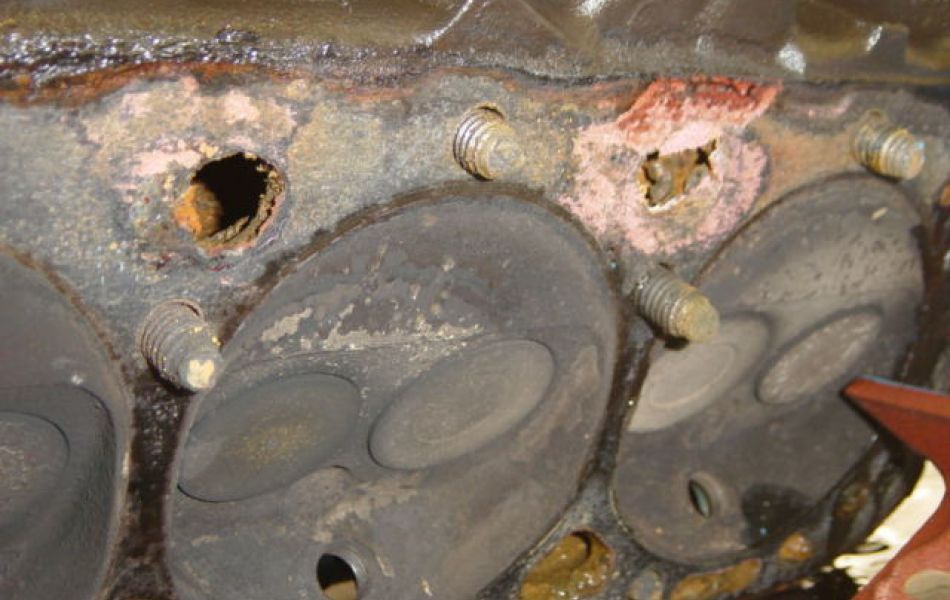 stark korodierter zylinderkopf einer riva