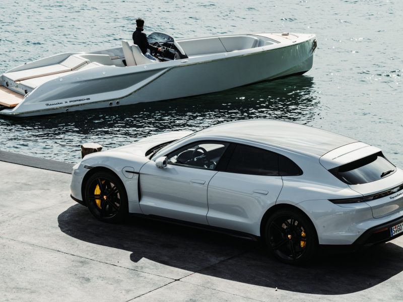 Frauscher x Porsche 850 Fantom Air und ein Porsche E Fahrzeug in silber